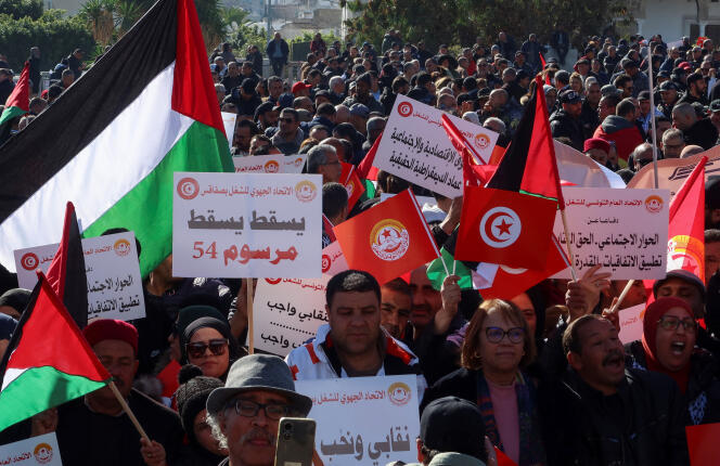 Miembros de la Unión General de Trabajadores de Túnez (UGTT) durante una manifestación para condenar las restricciones a los derechos sindicales y denunciar los aumentos de precios, cerca de la oficina del primer ministro en Túnez, el 2 de marzo de 2024. 
