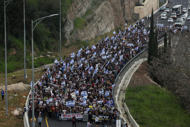 Des familles et des sympathisants des otages enlevés lors de l’attaque meurtrière du 7 octobre 2023 participent à une marche pour demander la libération des otages, près de Mevaseret Zion (Israël), le 2 mars 2024. 