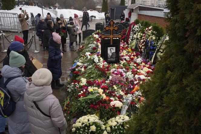 Personas anónimas depositan flores en la tumba de Alexeï Navalny, el sábado 2 de marzo de 2024.