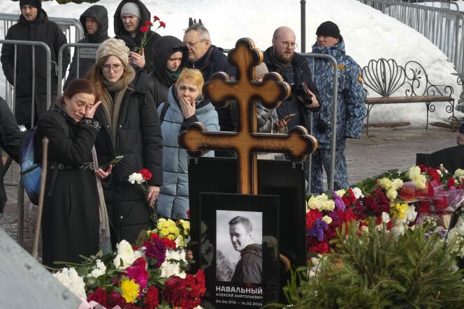 Cientos de rusos continuaron acudiendo el sábado 2 de marzo a la tumba del opositor Alexeï Navalny, el día después de su funeral.
