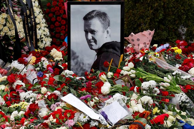 Portrait d’Alexeï Navalny sur sa tombe, le lendemain de ses funérailles au cimetière Borisovskoye, à Moscou, le 2 mars 2024.