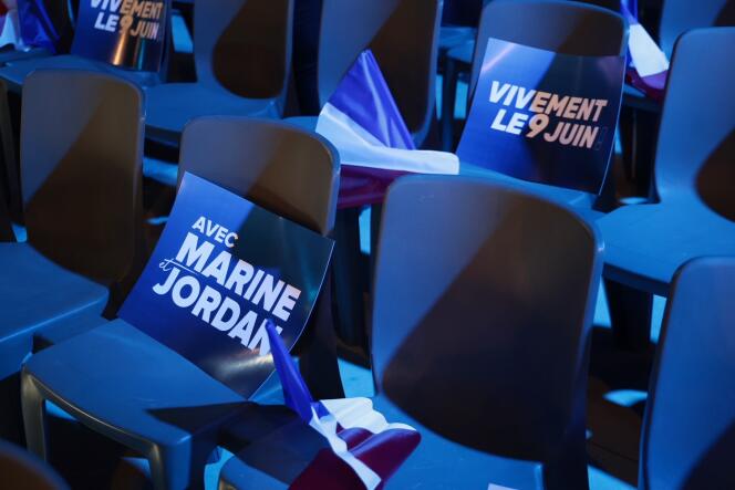 Banderas y carteles colocados en los asientos antes de la reunión del Rally Nacional, en Marsella, el domingo 3 de marzo de 2024.