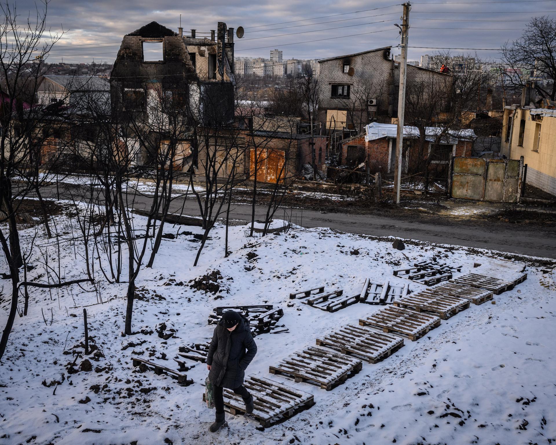 Une frappe russe dans la nuit du 9 février 2024 sur un dépôt de carburant a provoqué un incendie causant la mort de sept personnes, dont trois enfants. A Kharkiv (Ukraine), le 19 février 2024. 