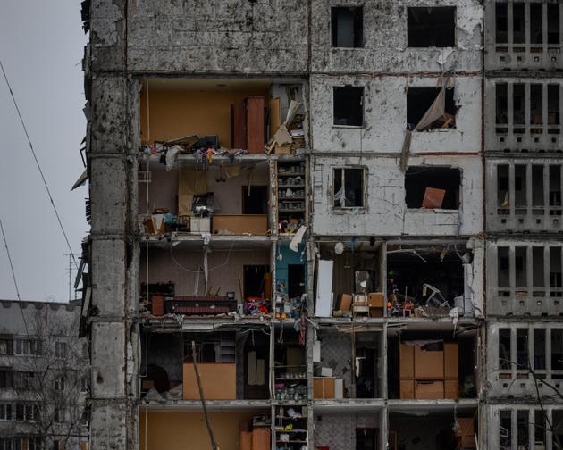 Un immeuble touché lors d’un bombardement russe, en janvier 2024, dans le quartier de Saltivka Nord, à Kharkiv (Ukraine), le 20 février 2024. Onze personnes ont été tuées.