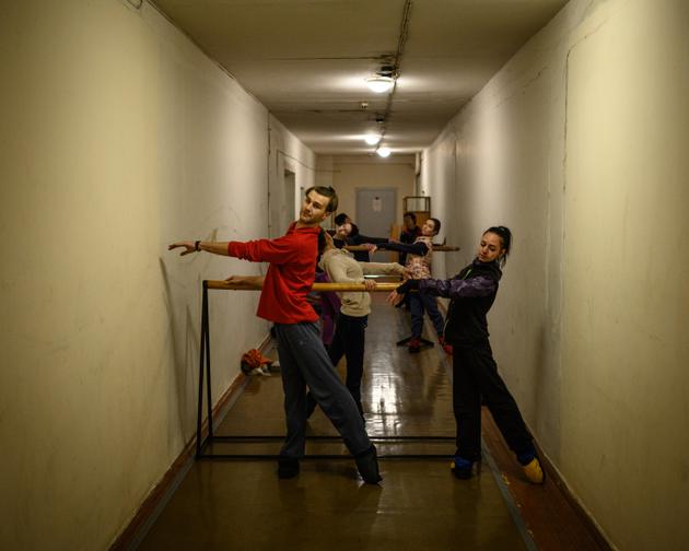 Des danseurs de la troupe des ballets de l’Opéra de Kharkiv (Ukraine) s’entraînent dans un couloir du sous-sol du Théâtre national Lyssenko, le 22 février 2024. La ville étant bombardée quotidiennement par les Russes, les salles en étage sont fermées.