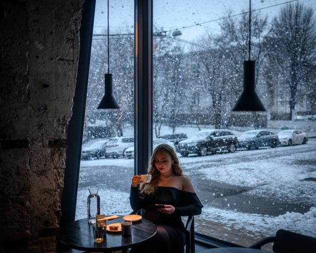 Dans un bar du centre de Kharkiv (Ukraine), le 22 février 2024. 
