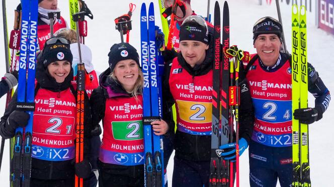 Julia Simon, Sophie Chauveau, Fabien Claude y Quentin Fillon Maillet celebran su victoria en el relevo mixto de la Copa del Mundo de Biatlón en Oslo, el 3 de marzo de 2024.