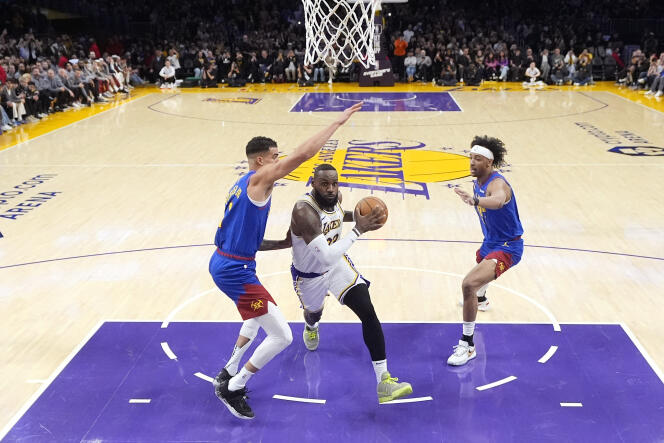 El jugador de los Lakers, LeBron James, se prepara para anotar el punto número 40.000 de su carrera en la temporada regular, un récord.  2 de marzo de 2024, en Los Ángeles.
