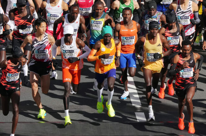El keniano Benson Kipruto (segundo por la derecha, de naranja claro) en la salida del maratón de Tokio, el 3 de marzo de 2024, con Eliud Kipchoge (tercero por la izquierda, de blanco y naranja). 