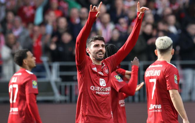 El centrocampista Pierre Lees-Melou celebra su gol durante el partido de la Ligue 1 entre el Stade Brestois y el Le Havre AC, en el estadio Francis-Le Blé, en Brest, el 3 de marzo de 2024.