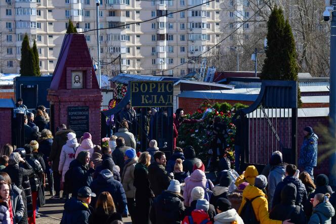 Personas haciendo cola en el cementerio de Borissov para ir a la tumba del opositor ruso Alexeï Navalny, dos días después de su funeral en Moscú, el domingo 3 de marzo de 2024.