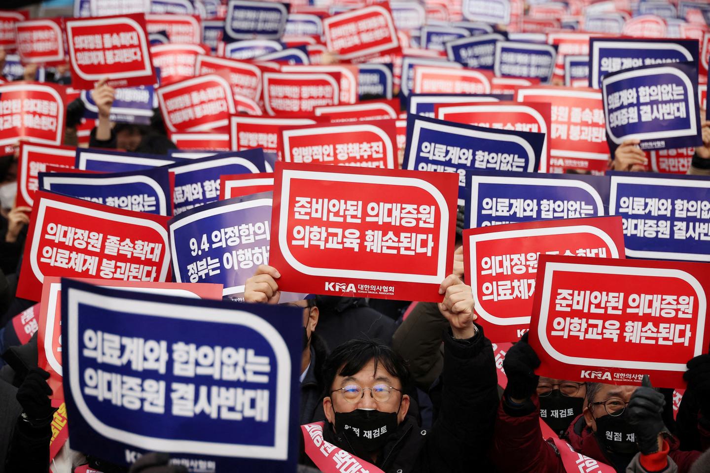 Thousands of South Korean doctors rally against plan to increase admissions in medical schools