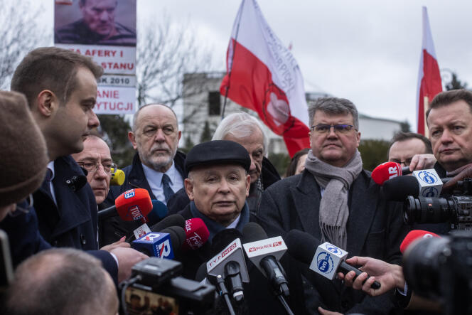 Jaroslaw Kaczynski (au centre), chef du parti Droit et justice, lors d’une conférence de presse devant le Parlement polonais, à Varsovie, le 7 février 2024.