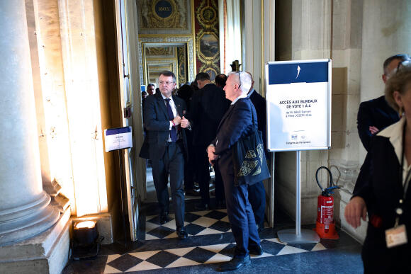 Des parlementaires patientent avant de rejoindre un bureau de vote, à Versailles, le 4 mars 2024.
