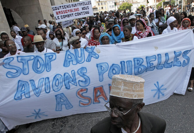 Manifestation le 30 juin 2010 à Marseille après le crash, un an plus tôt, dans l’océan Indien du vol Yemenia Airways 626 qui avait tué 141 passagers et 11 membres de l’équipage.