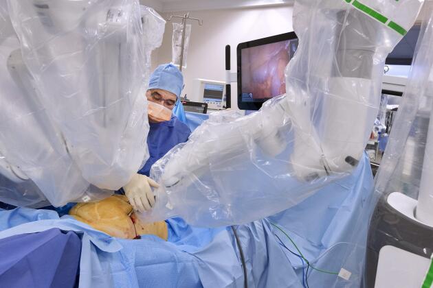 Lors d’une intervention pratiquée à l’aide du robot Da Vinci Xi, sur une patiente atteinte d’un cancer du vagin et de la vulve, à l’Institut régional du cancer de Montpellier, le 1ᵉʳ décembre 2020.
