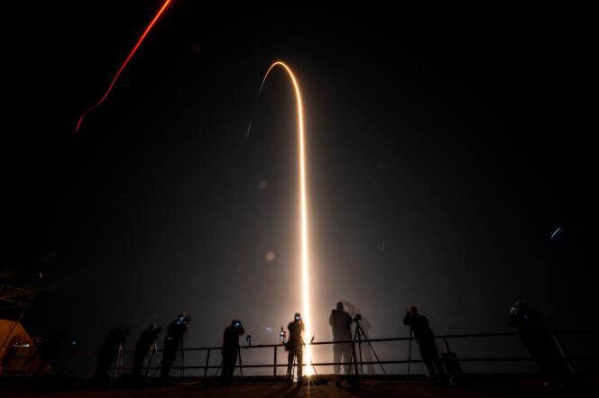Un razzo SpaceX Falcon-9 che trasporta la missione Crew-8 viene lanciato dal Kennedy Space Center della NASA, in Florida, il 3 marzo 2024.