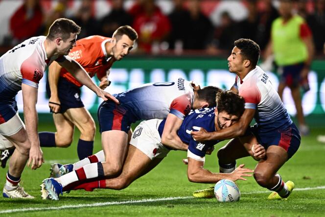 France's Antoine Zeghdar scores a try during the 2024 HSBC Rugby Sevens Los Angeles tournament final men's match between France and Great Britain at Dignity Health Sports Park in Carson, California on March 3, 2024.