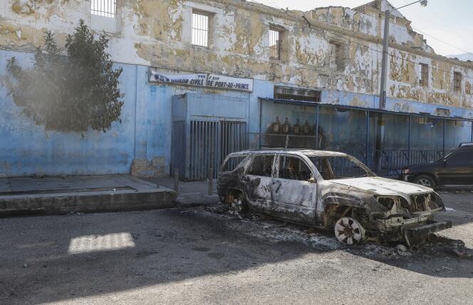 Une voiture brûlée à l’extérieur du pénitencier national dans le centre de Port-au-Prince, Haïti, dimanche 3 mars 2024. Des centaines de détenus ont fui la principale prison d’Haïti après que des gangs armés aient pris d’assaut l’établissement. 