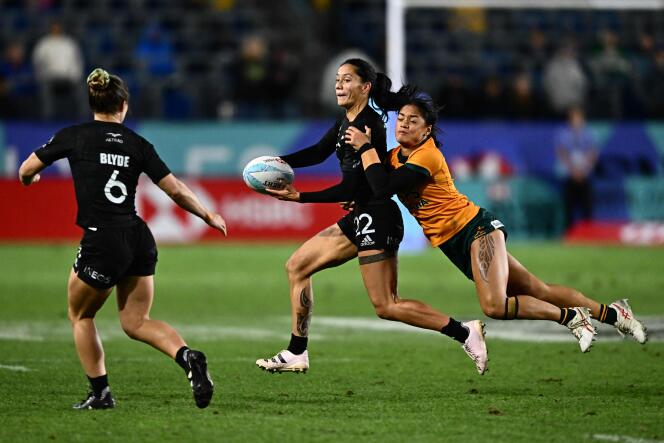 New Zealand's Shiray Kaka (C) passes the ball to New Zealand's Michaela Blyde during the 2024 HSBC Rugby Sevens Los Angeles tournament final women's match between New Zealand and Australia at Dignity Health Sports Park in Carson, California on March 3, 2024. 