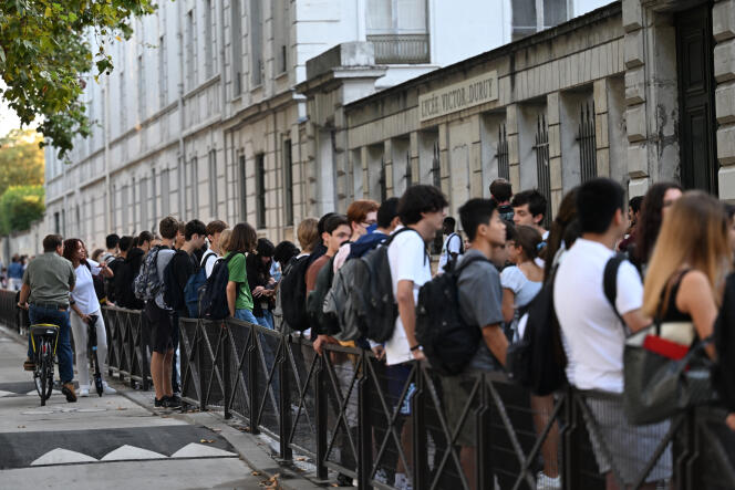 Des élèves devant leur lycée le jour de la rentrée, à Paris, le 4 septembre 2023.
