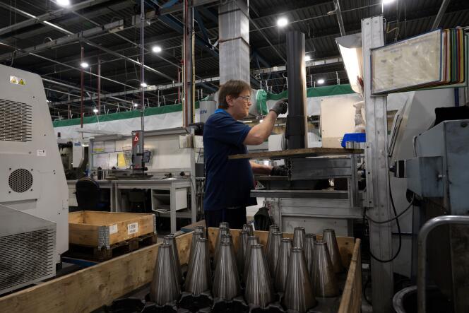 Zaměstnanec společnosti Mecar, belgického výrobce zbraní a střeliva, montuje 120mm a 155mm granáty v Petit Rolex Les Neville, 24. října 2023.