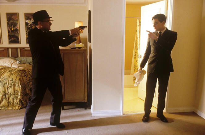 Carl Hanratty (Tom Hanks) et Frank Abagnale (Leonardo DiCaprio), dans « Arrête-moi si tu peux », de Steven Spielberg.