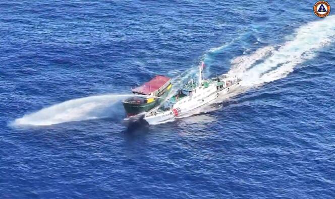 Un barco filipino y un barco de la Guardia Costera china en el Mar de China Meridional el 5 de marzo de 2024, en una captura de pantalla publicada por la Guardia Costera de Filipinas. 