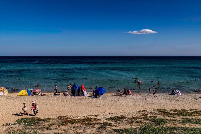 Sur la plage de Nabeul, près de Hammamet, lors de la vague de chaleur en juillet 2023.