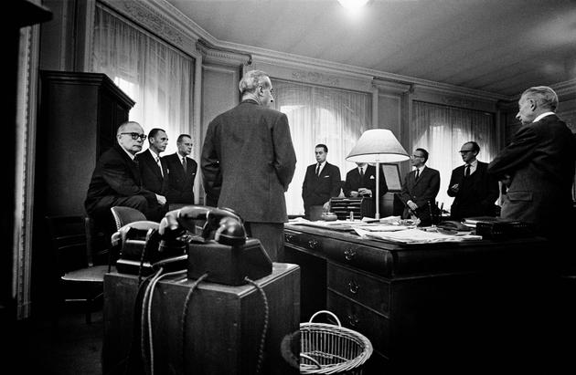 Réunion des chefs de service dans le bureau du directeur du « Monde », Hubert Beuve-Méry (au centre, de dos), en 1961. De gauche à droite : Robert Gauthier et Jacques Fauvet (rédacteurs en chef adjoints), Pierre Viansson-Ponté (Politique), André Fontaine (International), Pierre Drouin (Economie), Philippe Herreman (Outre-mer), André Chênebenoit (le n° 2 de la rédaction).