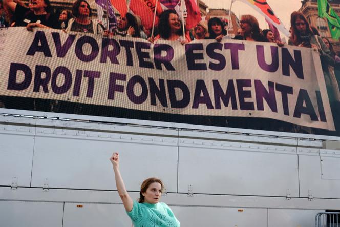 Lors d’un rassemblement où est projetée la diffusion de la convocation des deux chambres du Parlement pour ancrer le droit à l’avortement dans la constitution française. Place du Trocadéro, à Paris, le 4 mars 2024.