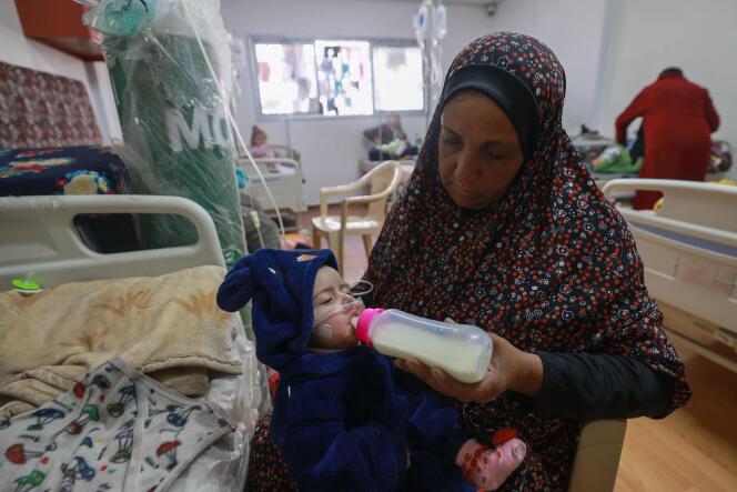  Des enfants palestiniens souffrant de malnutrition sont soignés dans un centre de santé à Rafah, dans le sud de la bande de Gaza, le 5 mars 2024.