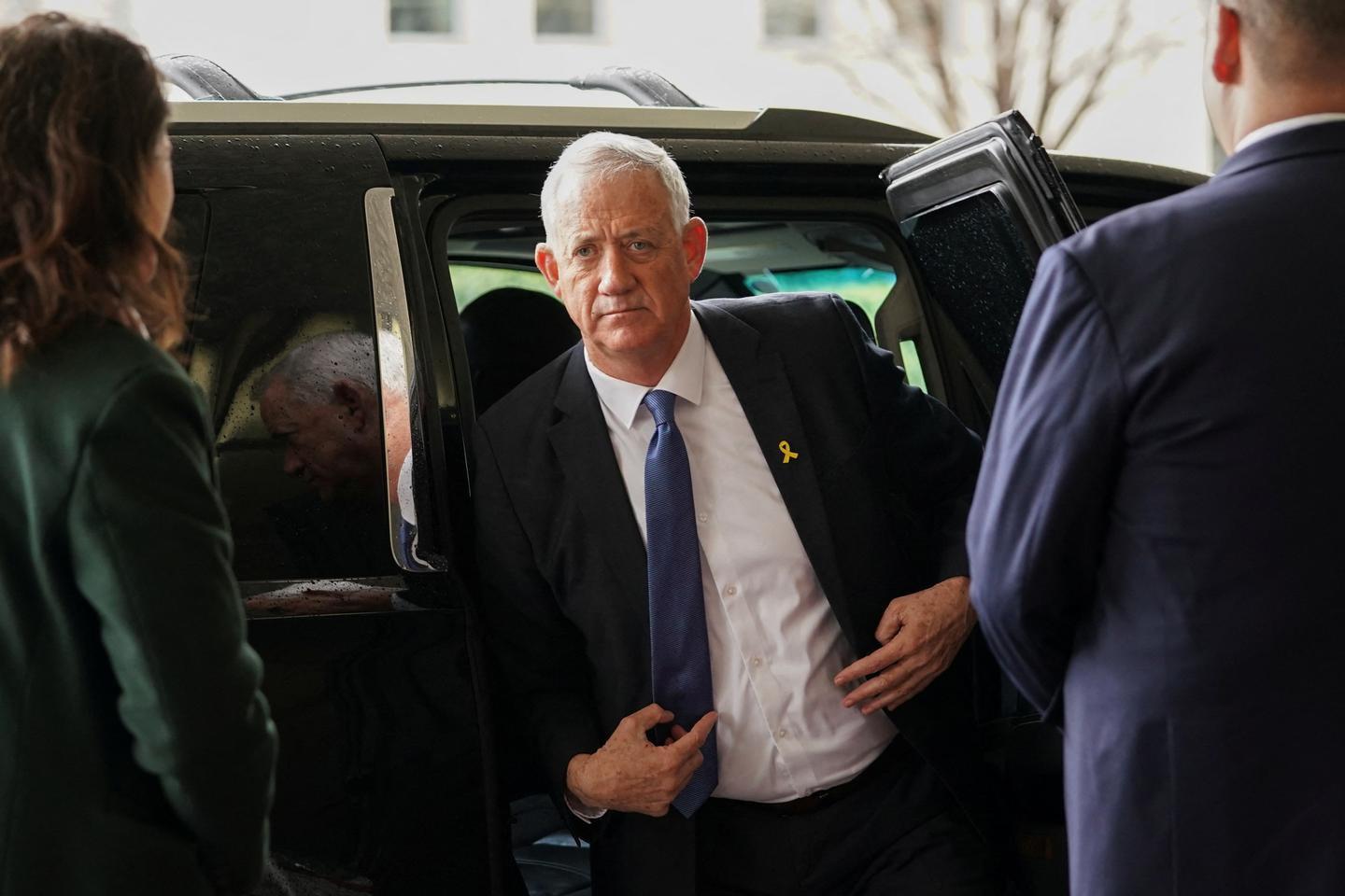 Benny Gantz, Benjamin Netanyahu's hesitant rival
