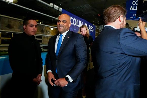 Colin Allred, kandidaat voor de Democratische Senaat, midden, met zijn vrouw Alexandra Eber, 5 maart 2024, in Dallas.