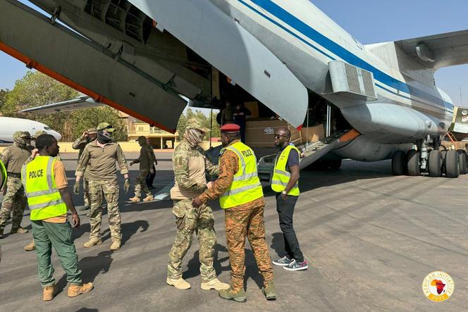 Une photo extraite du compte Telegram African Initiative, un avion-cargo russe sur le tarmac de l’aéroport de Ouagadougou, la capitale du Burkina Faso, le 24 janvier 2024.