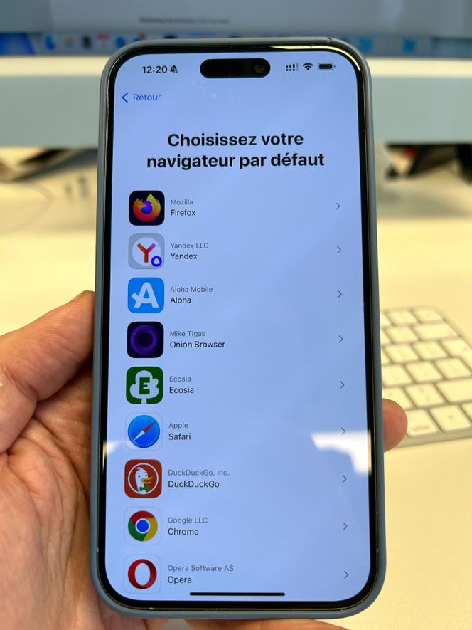 Un message contextuel pour sélectionner un navigateur apparaîtra sur l'écran de l'iPhone à Bruxelles, en Belgique, le 6 mars 2024. Les Européens peuvent choisir leur navigateur et moteur de recherche par défaut dans le cadre des modifications nécessaires à la loi sur le marché numérique.