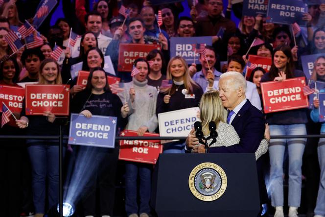 Amanda Zurawski y el presidente estadounidense Joe Biden durante una “Campaña de Libertad Reproductiva” en la Universidad George Mason el 23 de enero en Manassas, Virginia. Es la primera mujer en presentar una demanda contra Texas, luego de casi morir en agosto de 2022 luego de que se le negara el acceso a un aborto.