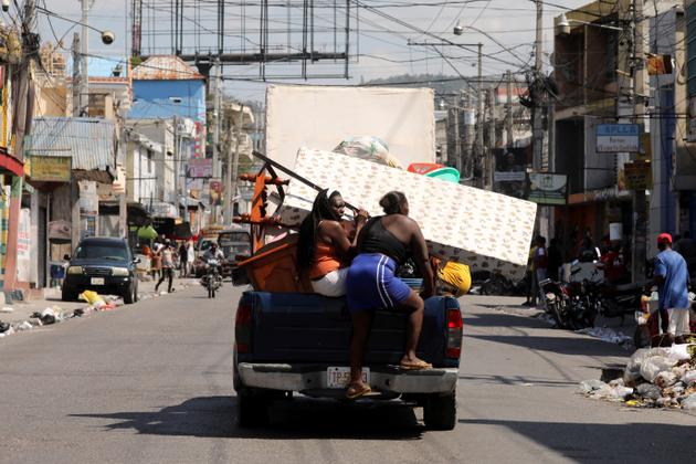 Port-au-Prince residents, fleeing their homes with their furniture. Port-au-Prince, Haiti, March 4, 2024.