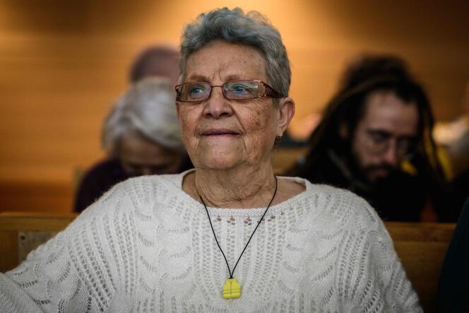 La militante d’Attac Geneviève Legay, grièvement blessée lors d’une manifestation des « gilets jaunes » en mai 2019, avant le début du procès du policier Rabah Souchi, au tribunal de Lyon, dans l’est de la France, le 11 janvier 2024. 