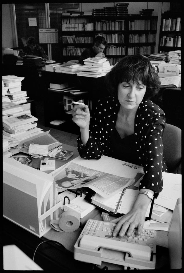 Josyane Savigneau, à la rédaction du « Monde », rue Falguière en 1990.