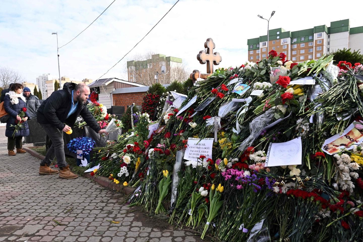 Navalny's parents thank Russian crowds for paying respects