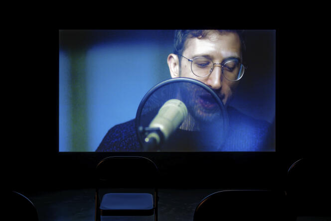 Lawrence Abu Hamdan dans son film « Walled Unwalled » (2018). Vue de l’exposition « Aux frontières de l’audible », au FRAC Franche-Comté, à Besançon, en 2023.