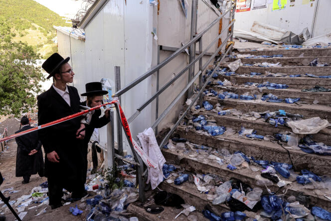 Ebrei ortodossi guardano la spazzatura lasciata sulle scale dopo una fuga mortale sul Monte Meron, nel nord di Israele, il 30 aprile 2021. 
