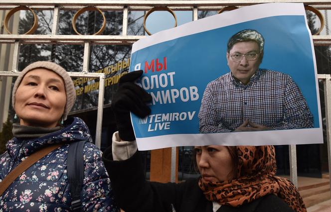 Eine Frau Hält Ein Schild Mit Einem Foto Des Journalisten Bolot Temirov Während Einer Kundgebung Für Seine Freilassung In Bischkek, Kirgisistan, Am 23. Januar 2022.