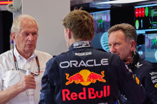 Le conseiller de l’écurie Red Bull Helmut Marko (à gauche) en discussion avec le directeur de l’équipe Christian Horner et le pilote Max Verstappen, à Djedda, le 7 mars 2024.