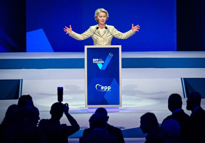 La presidenta de la Comisión Europea, Ursula von der Leyen, se dirige al público tras ser nominada como candidata del Partido Popular Europeo (PPE) para un segundo mandato, durante el congreso del partido conservador en Bucarest, Rumania, el 7 de marzo de 2024. 