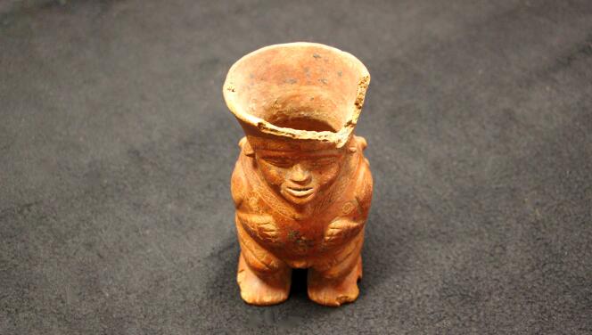 Vasija de cerámica que contiene cacao de la cultura Calima Ilama (1600 a 100 a. C.).  Esta cultura se ubicó en el occidente de Colombia.