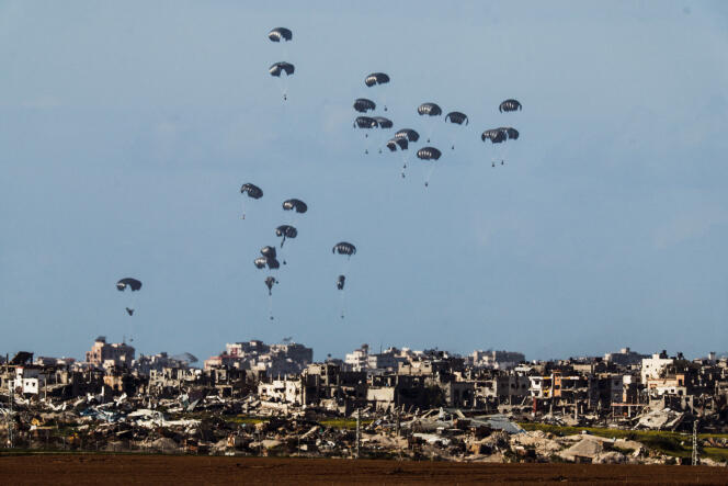 Ayuda humanitaria lanzada en paracaídas al sur de la Franja de Gaza el 7 de marzo de 2024. 