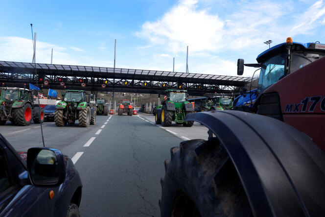 Agricultores franceses y españoles bloquean la frontera de la autopista entre Francia y España, en Irún, España, el 7 de marzo de 2024. 