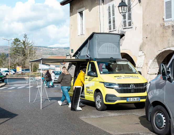 Le van « Nina & Simon.e.s » de la Fédération régionale des centres d’information sur les droits des femmes et des familles de Bourgogne-Franche-Comté, stationné au marché d’Arinthod (Jura), le 4 mars 2024. 